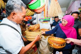 Calon Gubernur Jawa Timur nomor urut 2 saat di Pasar Pahing Surabaya. (Foto : Duo)