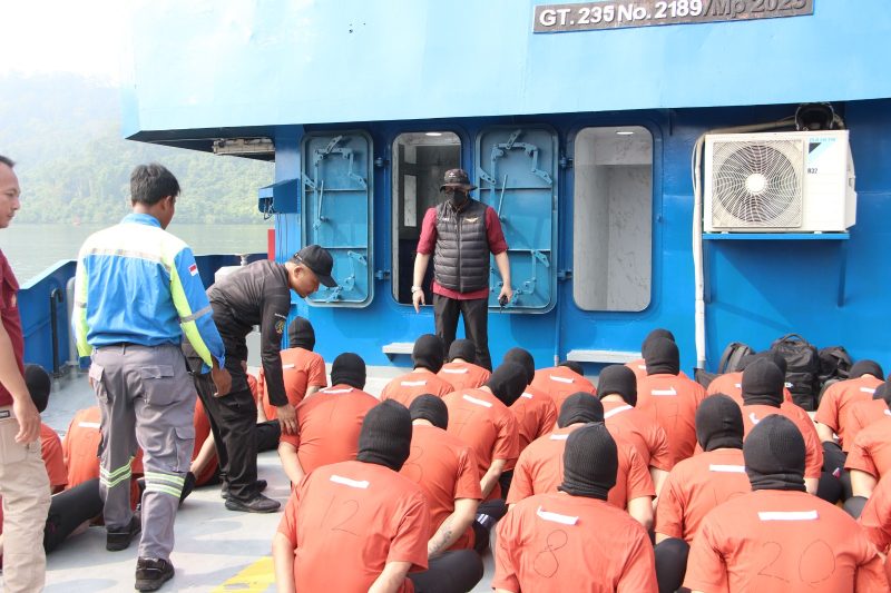 Proses pemindahan 48 orang napi kategori high risk dari 7 lapas di Jatim dipindah ke Nusakambangan, Cilacap, Jawa Tengah. (Foto : Humas Kemenkumham Jatim)