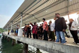 Cagub Jatim Risma saat berkunjung dan menyapa nelayan di Dusun Sendangbiru, Desa Tambakrejo, Kecamatan Sumbermanjing Wetan, Kabupaten Malang, Sabtu (16/11/2024). (Foto : trio)