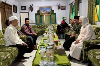 Tri Rismaharini silaturahmi ke Pengasuh Pondok Pesantren Sunan Drajat, Paciran, Lamongan, Prof. DR. KH Abdul Ghofur. (Foto : trio)