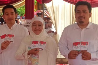 Khofifah Indar Parawansa bersama kedua anaknya mencoblos di TPS 19 Jemursari Surabaya. (Foto: kfp)