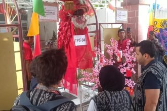Pemantau pemilu dari asing yang tergabung dalam Election Visit Program (EVP) saat meninjau TPS 04 di kampung Pecinan, Jalan Tambak Bayan, Surabaya. (Foto : kfp)