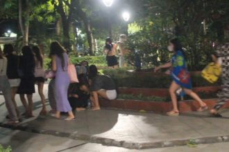 Pengunjung dan terapis Emperor Spa di Jalan Taman Ais Nasution, Surabaya, Jawa Timur berhamburan menyelamatkan diri dari kejadian kebakaran. (Foto: kfp)