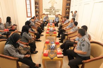 Kunjungan Kemenkumham Kalsel ke Kanwil Kemenkumham Jawa Timur. (Foto : Humas Kemenkumham Jatim)