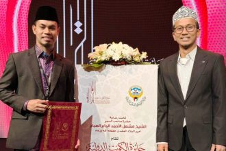 Syamsuri Firdaus (kiri) asal Provinsi NTB juara 1 MTQ Internasional Tahun 2024 di Kuwait. (Foto : Kemenag)