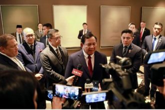 Presiden Prabowo Subianto menyampaikan keterangannya kepada awak media usai pertemuannya dengan Menteri Pertahanan Amerika Serikat, Lloyd Austin pada Rabu, 13 November 2024 di Washington DC, Amerika Serikat. (Foto: BPMI Setpres/Aldoni)