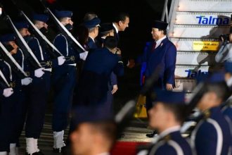 Presiden Prabowo Subianto tiba di Pangkalan Militer Angkatan Udara Grupo 8 Alar, Bandara Internasional Jorge Chavez, Lima, Peru, pada Rabu (13/11/2024) sekitar pukul 22.35 waktu setempat. (Foto: BPMI Setpres/Muchlis Jr)