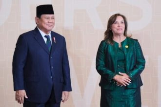 Presiden Republik Indonesia Prabowo Subianto disambut oleh Presiden Peru Dina Boluarte saat menghadiri sesi Leaders Retreat KTT APEC 2024 yang digelar di Lima Convention Center, Peru, pada Sabtu (16/11/2024). (Foto: BPMI Setpres)
