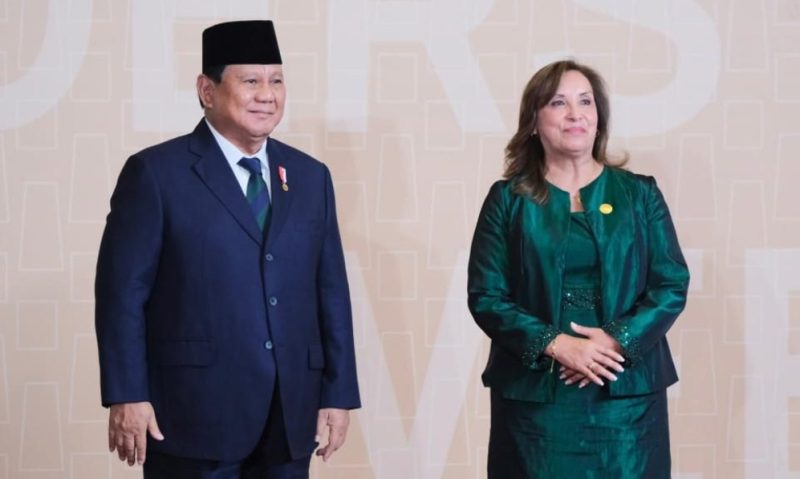 Presiden Republik Indonesia Prabowo Subianto disambut oleh Presiden Peru Dina Boluarte saat menghadiri sesi Leaders Retreat KTT APEC 2024 yang digelar di Lima Convention Center, Peru, pada Sabtu (16/11/2024). (Foto: BPMI Setpres)