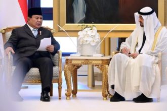 Presiden Republik Indonesia, Prabowo Subianto, melakukan pertemuan bilateral dengan Presiden Persatuan Emirat Arab (PEA), Sheikh Mohamed bin Zayed Al Nahyan (MBZ), di Qasr Al Watn, Abu Dhabi, pada Sabtu (23/11/2024). (Foto: BPMI Setpres/Muchlis Jr)