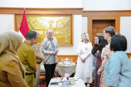 Penjabat (Pj) Sekretaris Daerah (Sekda) Provinsi Jawa Timur Boby Soemiarsono di sela menerima audensi dari CEO Autism Association of Western Australia (AAWA) Joan McKenna Kerr, di ruang kerja Pj Sekda, Jalan Pahlawan, Surabaya. (Foto : Adpimprov Jatim)