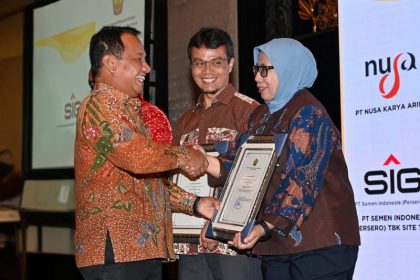 Direktur Operasi SIG, Reni Wulandari (kanan) saat menerima piagam penghargaan Prasetya Ahimsa dari Direktur Jenderal Mineral dan Batubara Kementerian ESDM. (Foto : Humas SIG)