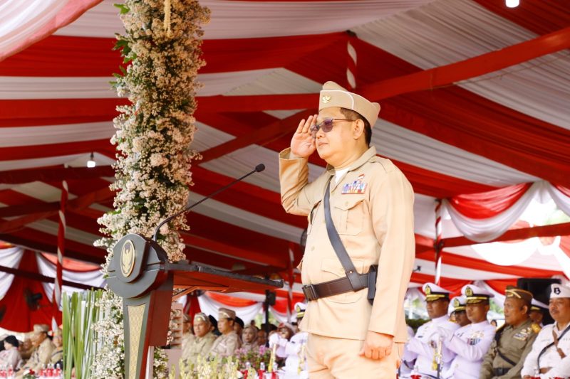 Pj Gubernur Jatim Adhy saat menjadi Inspektur Upacara (Irup) Peringatan Hari Pahlawan 10 November Tahun 2024 bertema “Teladani Pahlawanmu, Cintai Negerimu” di halaman Tugu Pahlawan Surabaya, Minggu (10/11/2024).