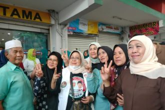 Cagub Jatim Khofifah Indar Parawansa menyapa pedagang dan masyarakat di pusat perbelanjaan Dupak Grosir, Surabaya. (Foto : roi/siginews.com)