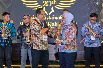Direktur Operasi SIG Reni Wulandari (kanan) menerima trofi penghargaan Asia Sustainability Reporting Rating Award 2024 Peringkat Gold dari Chairman of Honorary Assembly ICSP, Eko Ganis Sukoharsono di Raffles Hotel Jakarta, pada Kamis (21/11/2024). (Foto : SIG)
