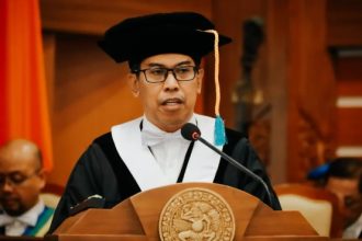 Guru Besar Prof Dr Sarkawi SS MHum saat memberikan orasi ilmiah (foto: PKIP UNAIR)