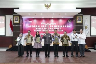 Kepala Perwakilan BPK Jatim Yuan Candra Djaisin menyerahkan empat LHP BLUD RSUD di wilayah Jawa Timur. (Foto: BPK Jatim)