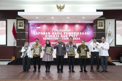 Kepala Perwakilan BPK Jatim Yuan Candra Djaisin menyerahkan empat LHP BLUD RSUD di wilayah Jawa Timur. (Foto: BPK Jatim)
