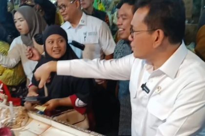Mendag Budi Santoso sidak di Pasar Tambakrejo Surabaya. (Foto : kfp)