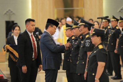 Menteri Hukum RI Supratman Andi Agtas melantik Haris Sukamto sebagai Kepala Kanwil Kementerian Hukum Jawa Timur Haris Sukamto. (Foto : Humas Kemenkumham Jatim)