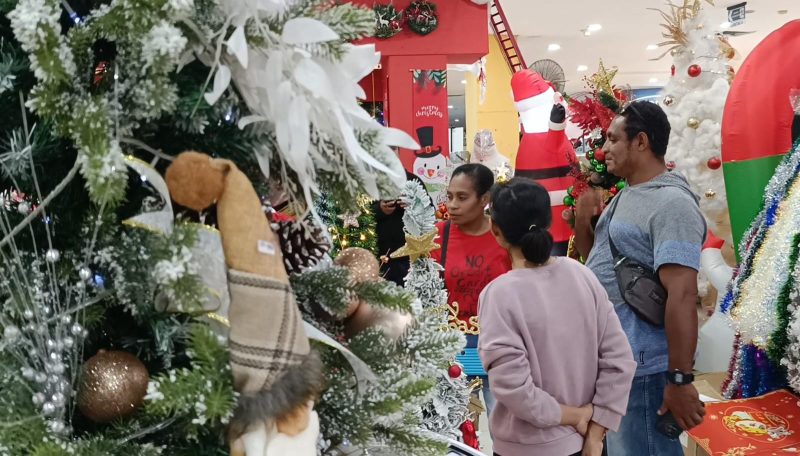Pernak-pernik perayaan Natal di Pasar Atum Mall Surabaya. (Foto : kfp)