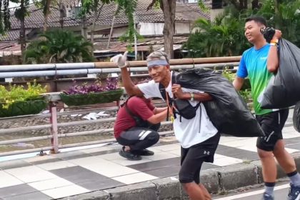 Warga Surabaya bersemangat mengikuti Gralapah, Gerak Lari Ambil Sampah. (Foto : kfp)