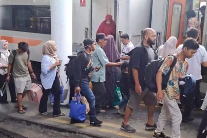 Penumpang kereta api di Stasiun Surabaya Gubeng. (Foto: fkp)