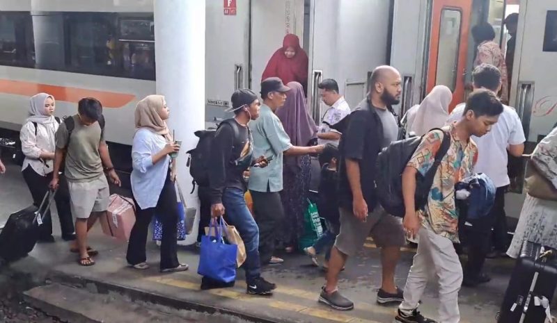 Penumpang kereta api di Stasiun Surabaya Gubeng. (Foto: fkp)