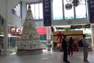 Pohon Natal setinggi 6 Meter di Stasiun Surabaya Gubeng. (Foto : kfp)