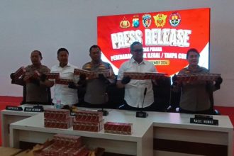 Petugas Polrestabes Surabaya dan Bea Cukai Kanwil Jatim 1 membeberkan barang bukti rokok ilegal. (Foto : kfp)