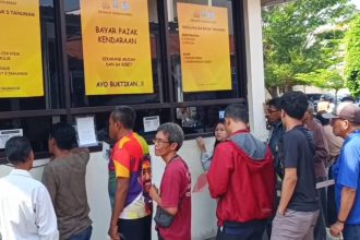 Masyarakat sedang mengurus pembayaran pajak kendaraan bermotor. (Foto : kfp)