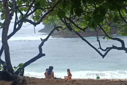 Keindahan Pantai Teluk Asmara bak Raja Ampatnya Jawa Timur di kawasan Kabupaten Malang bagian selatan. (Foto : kfp)