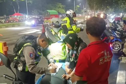 Menjelang Tahun Baru 2025, puluhan pengendara terjaring razia di Jembatan Suramadu. (Foto : kfp)