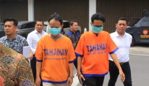 Kedua tersangka dari agensi model diamankan polisi. (kfp)