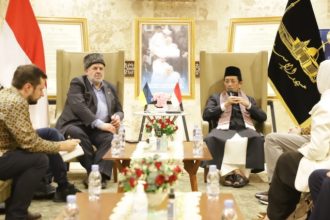 Menteri Agama Nasaruddin Umar menerima kunjungan Grand Mufti dan Dubes Ukraina Dubes Ukraina Refat Chubarov di gedung pertemuan Masjid Istiqlal, Jakarta. (Foto : Kemenag/Isykariman Ismail)