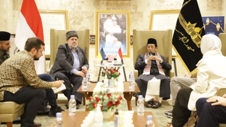 Menteri Agama Nasaruddin Umar menerima kunjungan Grand Mufti dan Dubes Ukraina Dubes Ukraina Refat Chubarov di gedung pertemuan Masjid Istiqlal, Jakarta. (Foto : Kemenag/Isykariman Ismail)
