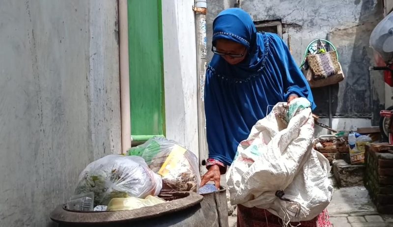 Selain untuk menghidupi keluarganya, Misdiah menabung dari hasil memulung untuk menggapai cita-cita yang mulia yakni menjalankan ibadah haji. (Foto: kfp)