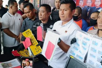 Polres Jombang menunjukkan barang bukti kasus dugaan penyelewengan atau penimbunan BBM subsidi. (Foto : aim)