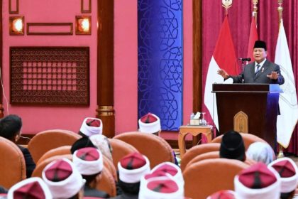 Presiden Prabowo Subianto bertemu ribuan mahasiswa asal Indonesia yang menempuh pendidikan di Universitas Al Azhar, Mesir. (Foto: BPMI Setpres/Rusman)