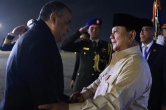 Presiden Prabowo Subianto tiba di Bandara Kairo dan disambut Menteri Negara Urusan Produksi Militer Mesir Muhamad Solah. (Foto: BPMI Setpres/Rian)