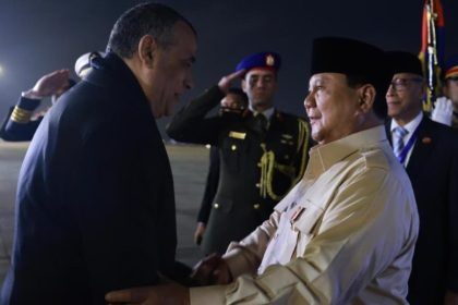 Presiden Prabowo Subianto tiba di Bandara Kairo dan disambut Menteri Negara Urusan Produksi Militer Mesir Muhamad Solah. (Foto: BPMI Setpres/Rian)