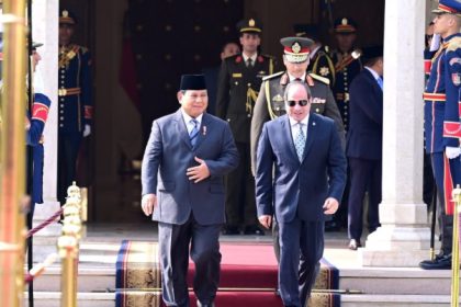 Presiden Prabowo disambut langsung oleh Presiden Republik Arab Mesir, Abdel Fattah El-Sisi di Istana Kepresidenan Al Ittihadiya Mesir. (Foto: BPMI Setpres/Rusman)