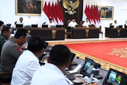Presiden Prabowo Subianto memimpin rapat terbatas bersama sejumlah menteri Kabinet Merah Putih di Ruang Sidang Kabinet, Kantor Presiden Jakarta, pada Senin (16/122024). (Foto: BPMI Setpres/Cahyo)