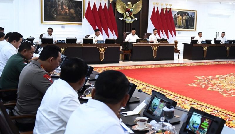 Presiden Prabowo Subianto memimpin rapat terbatas bersama sejumlah menteri Kabinet Merah Putih di Ruang Sidang Kabinet, Kantor Presiden Jakarta, pada Senin (16/122024). (Foto: BPMI Setpres/Cahyo)
