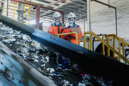 Karyawan SIG melakukan pengecekan material (Refused-Derived Fuel) yang akan dicacah untuk dimanfaatkan menjadi bahan bakar alternatif di area green zone Pabrik Narogong, Jawa Barat. (Foto: SIG)