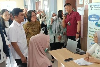 Wakil Menteri Kesehatan Republik Indonesia, Dante Saksono Harbuwono, melakukan inspeksi mendadak (sidak) di Puskesmas Krembangan Selatan, Kota Surabaya. (Foto: kfp)