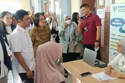 Wakil Menteri Kesehatan Republik Indonesia, Dante Saksono Harbuwono, melakukan inspeksi mendadak (sidak) di Puskesmas Krembangan Selatan, Kota Surabaya. (Foto: kfp)