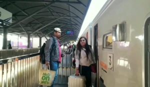 Masyarakat menggunakan moda transportasi kereta api. (Foto: kfp)