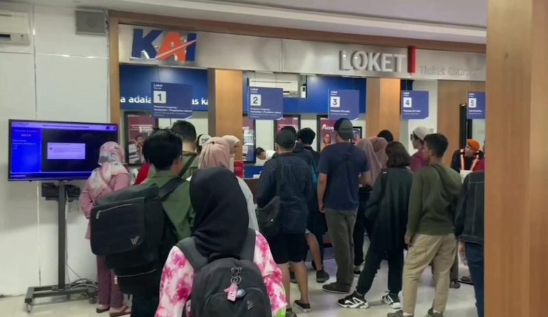 Penumpang sedang antre mencetak tiket kereta api. (foto: kfp)