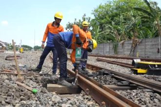 Petugas sedang memperbaiki rel kereta api. (Foto : kfp)